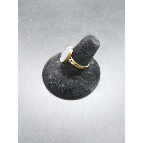 100 - A stamped 14ct yellow gold ring, size S - approx. gross weight 3.76 grams