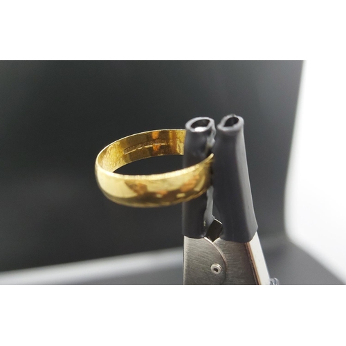 106 - A hallmarked 18ct gold wedding band, size P - approx. gross weight 2.8 grams