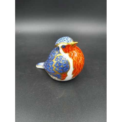 76 - A Royal Crown Derby robin paperweight with gold stopper - approx. 7cm high