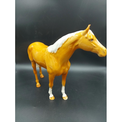 77 - A large Beswick palomino horse figurine - approx. 28.5cm high x 36cm long