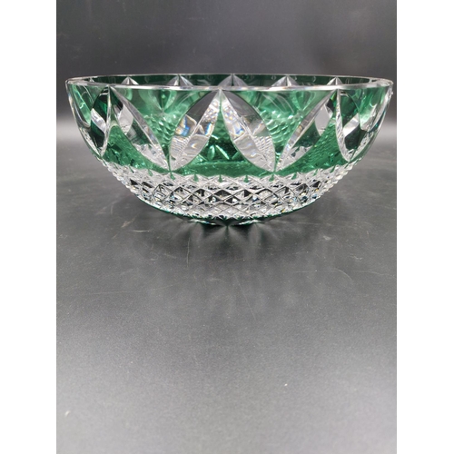 84 - A Val St. Lambert emerald green crystal glass bowl - approx. 25cm diameter x 11cm high