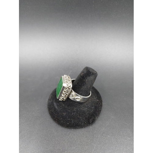 92 - A 925 silver and 10ct emerald gemstone ring, size W - approx. gross weight 12.9 grams