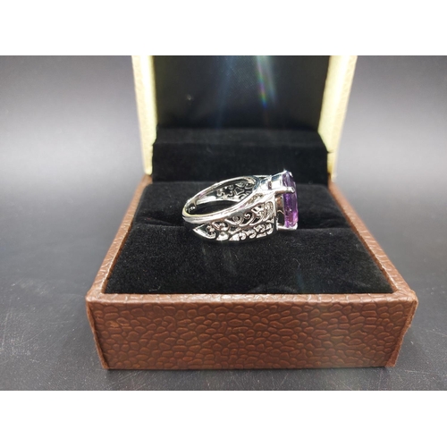 106 - A 925 silver and amethyst ring - approx. 8ct