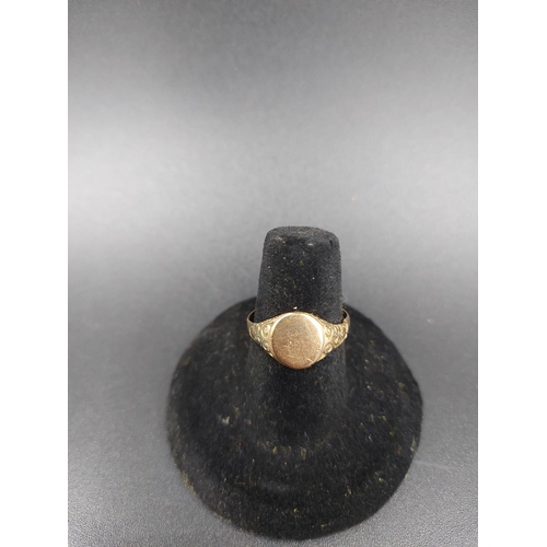 138 - A hallmarked 9ct gold signet ring, size P - approx. gross weight 2.29 grams