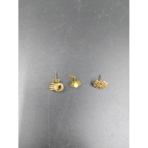 146 - Five various 9ct yellow gold earrings, one pair approx. 0.74 grams and three single earrings combine... 