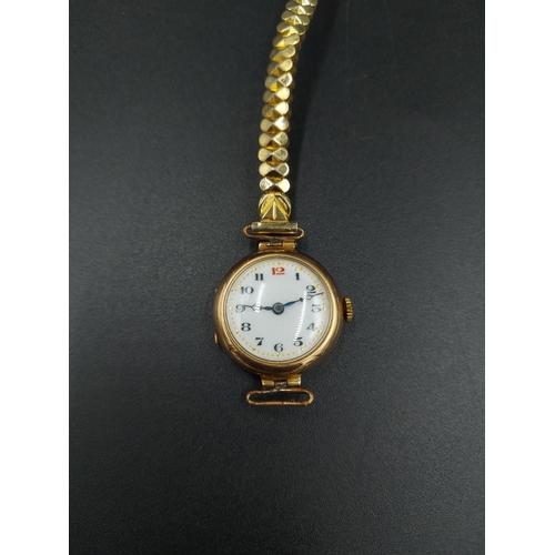 183 - A hallmarked 9ct gold cased ladies watch with later added gold plated elasticated strap - approx. gr... 