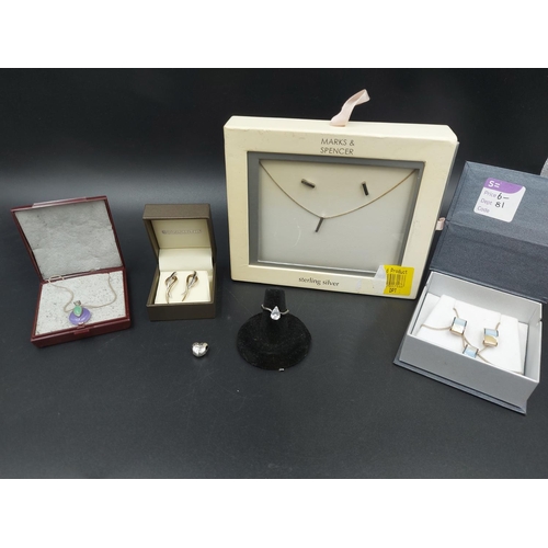 185A - A selection of various jewellery to include a pair of stamped 9ct yellow and white gold earrings - a... 