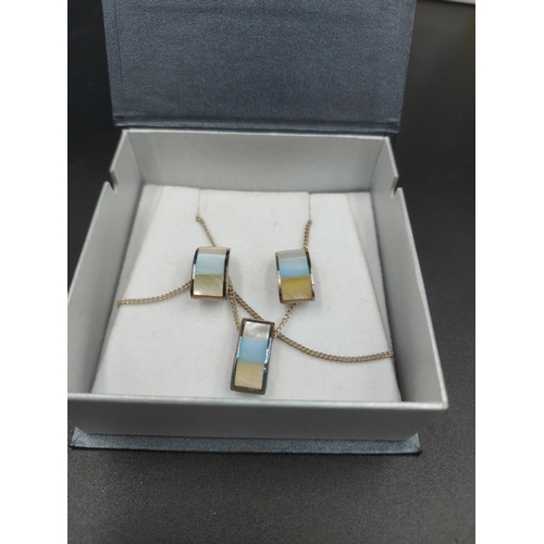 185A - A selection of various jewellery to include a pair of stamped 9ct yellow and white gold earrings - a... 