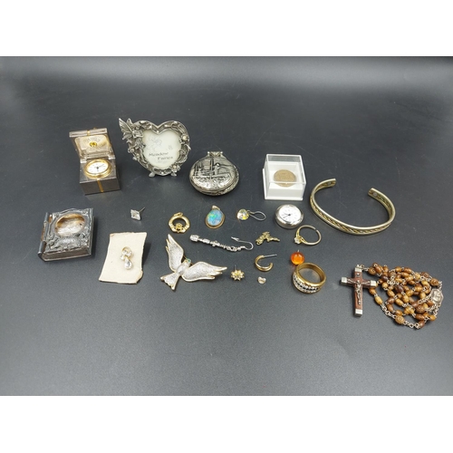 186 - A collection of various costume jewellery to include one boxed Ernest Jones 925 silver bracelet (at ... 