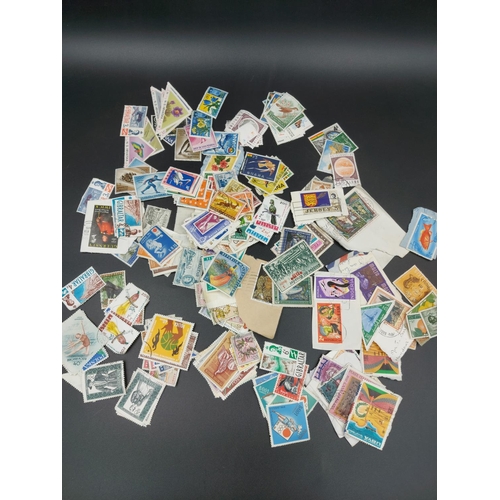 194 - A collection of various worldwide stamps to include New Zealand, Spain, Gibraltar, France etc.