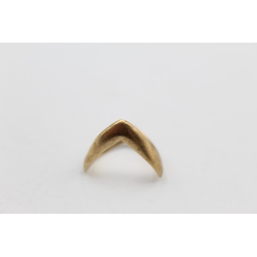 10 - A 9ct gold double chevron ring, size P - approx. gross weight 3.4 grams