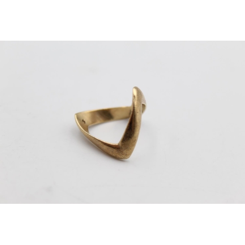 10 - A 9ct gold double chevron ring, size P - approx. gross weight 3.4 grams