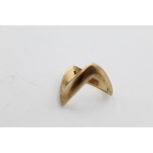 10 - A 9ct gold double chevron ring, size P - approx. gross weight 3.4 grams