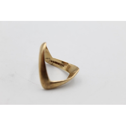 10 - A 9ct gold double chevron ring, size P - approx. gross weight 3.4 grams