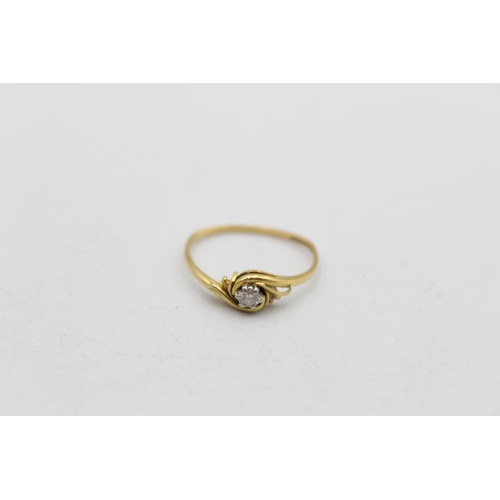 108 - An 18ct gold diamond solitaire ring, size O½ - approx. 1.8 grams