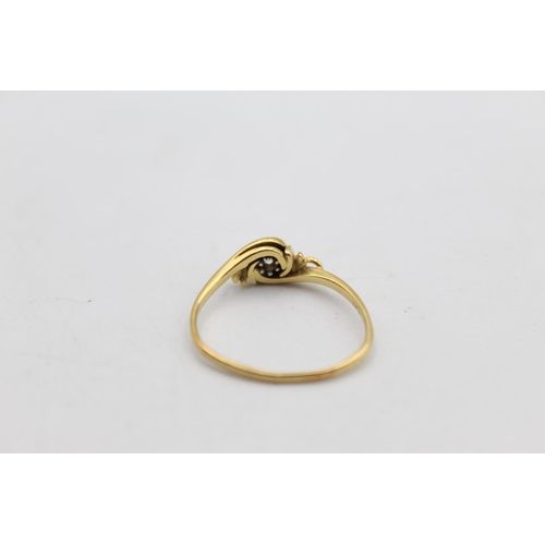 108 - An 18ct gold diamond solitaire ring, size O½ - approx. 1.8 grams