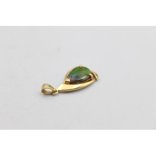 113 - An 18ct gold ammolite drop pendant - approx. gross weight 2.5 grams