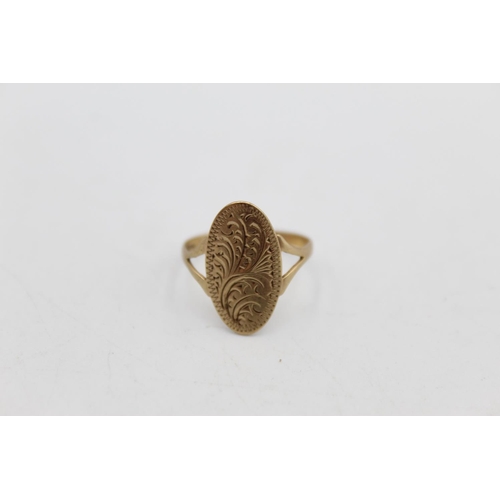 117 - A 9ct gold engraved scrolling design ring, size M - approx. gross weight 1.5 grams