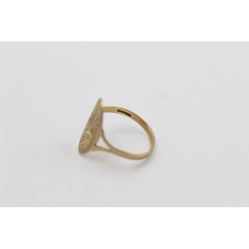 117 - A 9ct gold engraved scrolling design ring, size M - approx. gross weight 1.5 grams