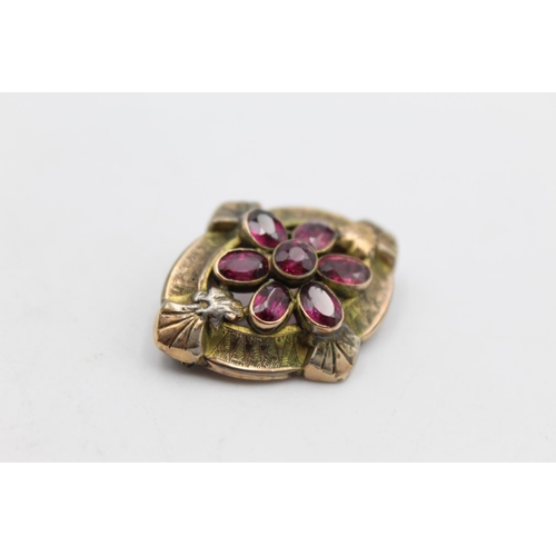 119 - A 9ct gold garnet set brooch - approx. gross weight 5.1 grams