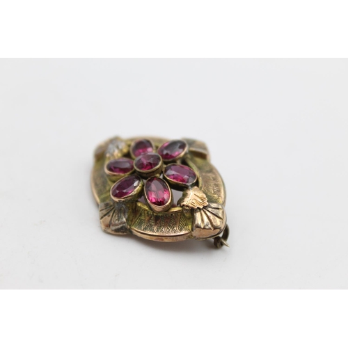 119 - A 9ct gold garnet set brooch - approx. gross weight 5.1 grams