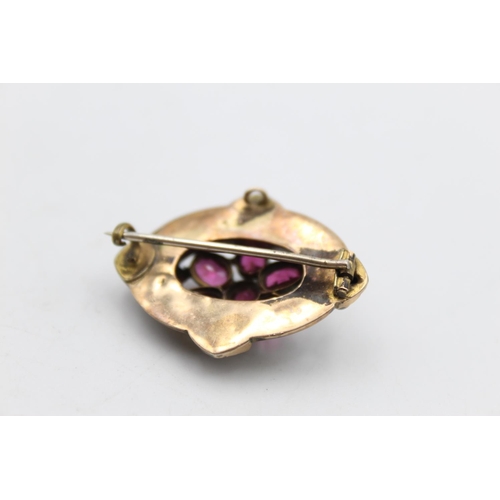 119 - A 9ct gold garnet set brooch - approx. gross weight 5.1 grams