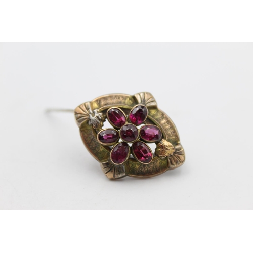 119 - A 9ct gold garnet set brooch - approx. gross weight 5.1 grams