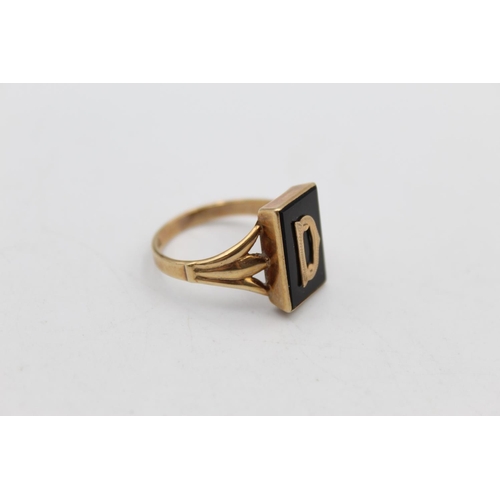 12 - A 9ct gold onyx initial ‘D’ ring, size V ½ - approx. gross weight 4.2 grams