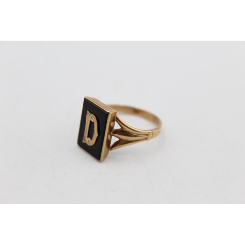 12 - A 9ct gold onyx initial ‘D’ ring, size V ½ - approx. gross weight 4.2 grams