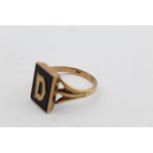 12 - A 9ct gold onyx initial ‘D’ ring, size V ½ - approx. gross weight 4.2 grams