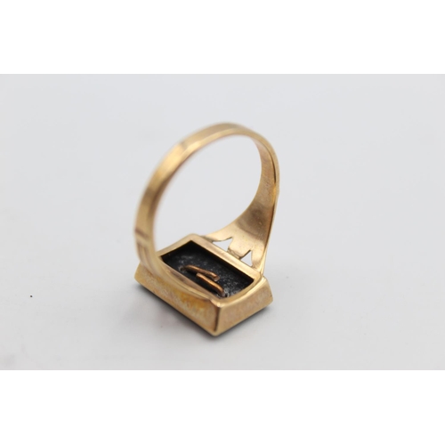 12 - A 9ct gold onyx initial ‘D’ ring, size V ½ - approx. gross weight 4.2 grams