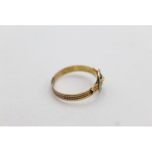 121 - A 15ct yellow gold turquoise set buckle motif ring, size U½ - approx. gross weight 2.5 grams