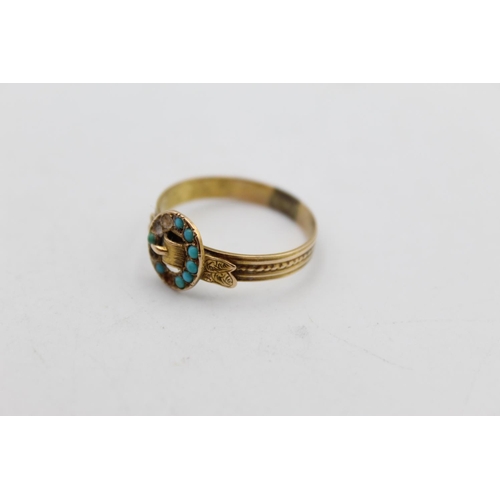 121 - A 15ct yellow gold turquoise set buckle motif ring, size U½ - approx. gross weight 2.5 grams