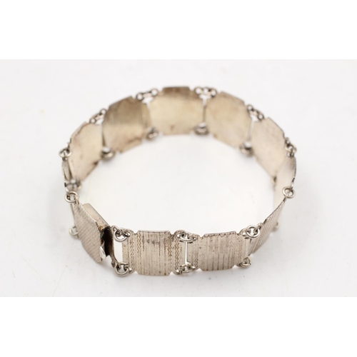 174 - A boxed 925 sterling silver Art Deco panel etched design bracelet - approx. 19cm long