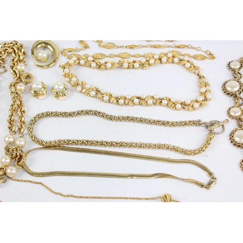 185 - Twenty pieces of 1980s jewellery to include enamel, faux pearl, gold tone etc.