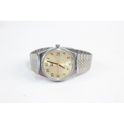 194 - Five vintage gents wristwatches to include Timex, Sekonda etc.