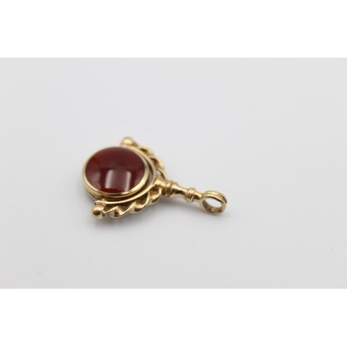 27 - A 9ct gold moss agate and carnelian swivel watch fob - approx. gross weight 3.3 grams