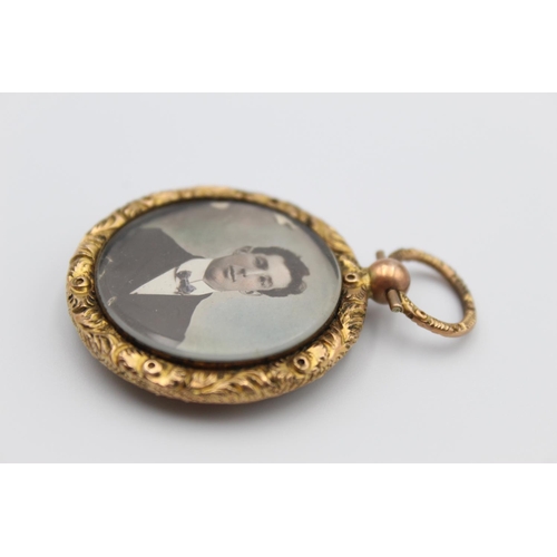 28 - A Victorian embossed photo locket pendant - approx. gross weight 15.9 grams