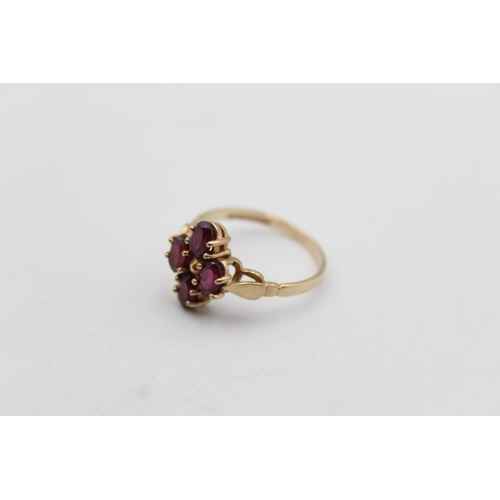 41 - A 9ct gold table cut garnet set ring, size N½ - approx. gross weight 2.1 grams