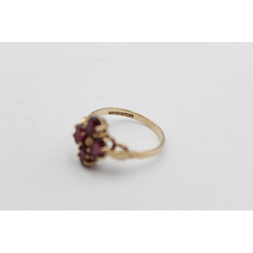 41 - A 9ct gold table cut garnet set ring, size N½ - approx. gross weight 2.1 grams