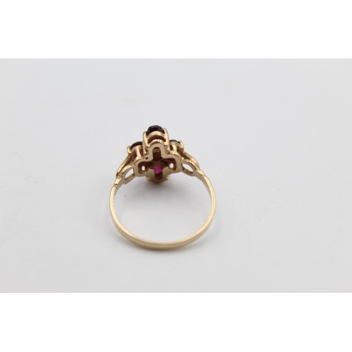 41 - A 9ct gold table cut garnet set ring, size N½ - approx. gross weight 2.1 grams