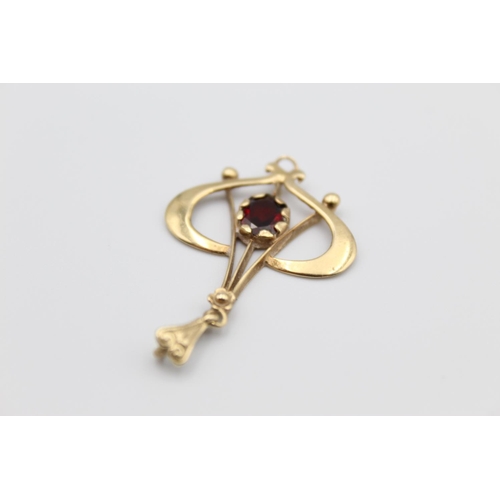 42A - A 9ct gold garnet set drop necklace pendant - approx. gross weight 2.6 grams