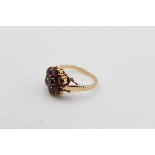 43 - A 9ct gold garnet cluster ring, size M½ - approx. gross weight 3.1 grams