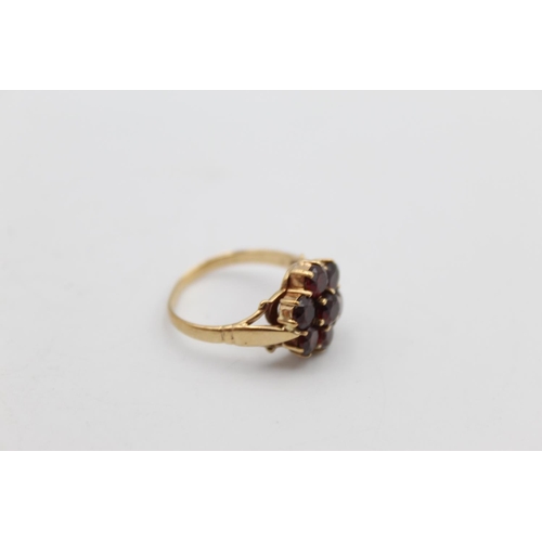 43 - A 9ct gold garnet cluster ring, size M½ - approx. gross weight 3.1 grams