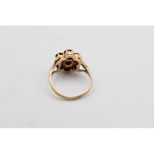 43 - A 9ct gold garnet cluster ring, size M½ - approx. gross weight 3.1 grams