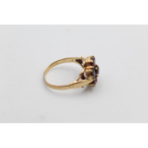 43 - A 9ct gold garnet cluster ring, size M½ - approx. gross weight 3.1 grams