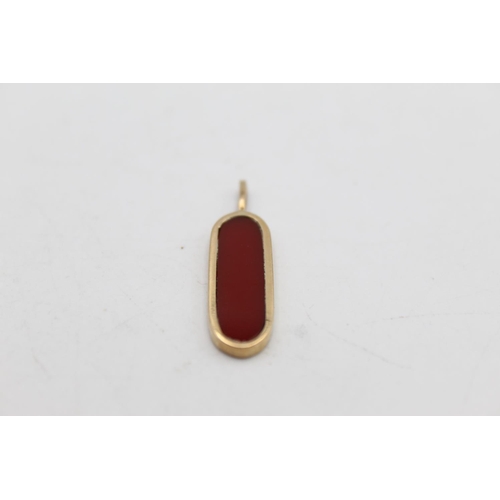 47 - A 9ct gold carnelian slice pendant - approx. gross weight 2 grams