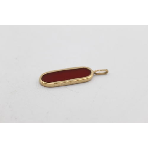 47 - A 9ct gold carnelian slice pendant - approx. gross weight 2 grams