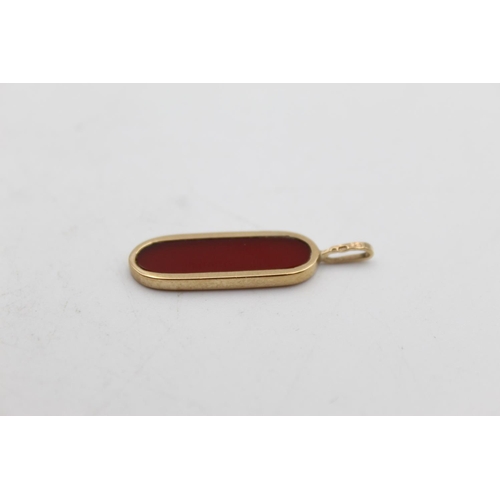 47 - A 9ct gold carnelian slice pendant - approx. gross weight 2 grams