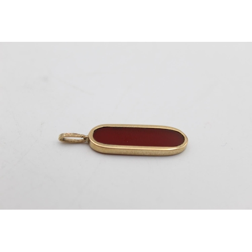 47 - A 9ct gold carnelian slice pendant - approx. gross weight 2 grams